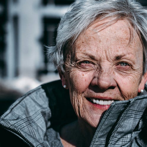 Person, Die Eine Grüne Pflanze Hält